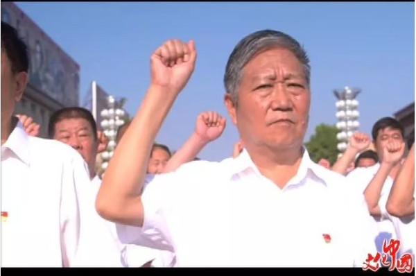 每年七月一日，南街村的新党员都要在毛主席广场举行入党宣誓