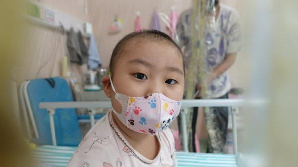 父亲雪天扮太监下跪赚救命钱