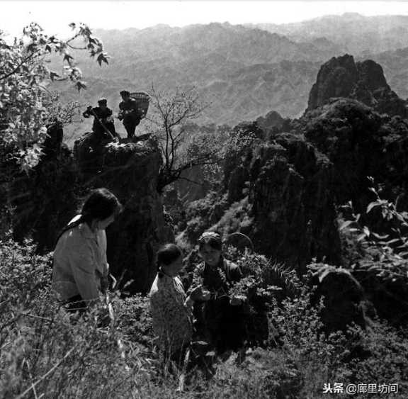 老照片:广阔天地把根扎 1968年到1985年遍布乡村的赤脚医生