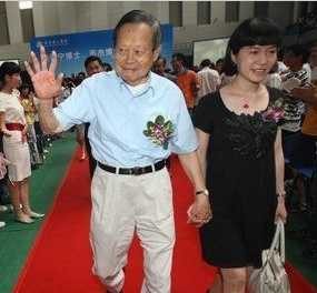 清华学子怒批杨振宁