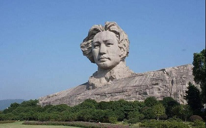 毛泽东走了？不，毛泽东还在！他就是我们，我们就是他！