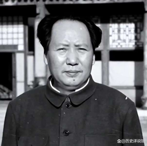 2000年记者采访一老人，看到其家人与毛主席合照，老人：不要宣扬