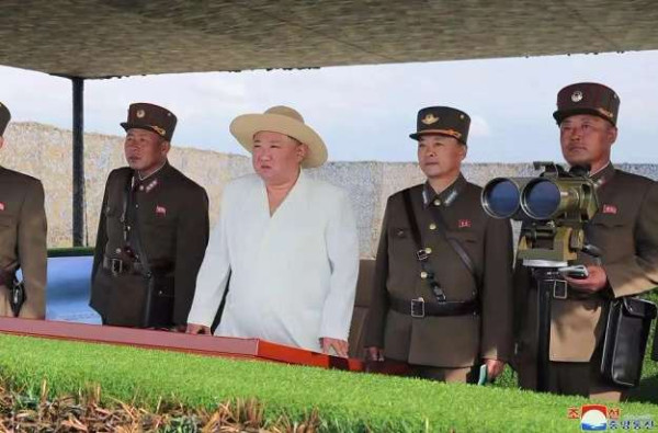 金正恩指导人民军远程炮兵部队和空军飞行队火力打击训练