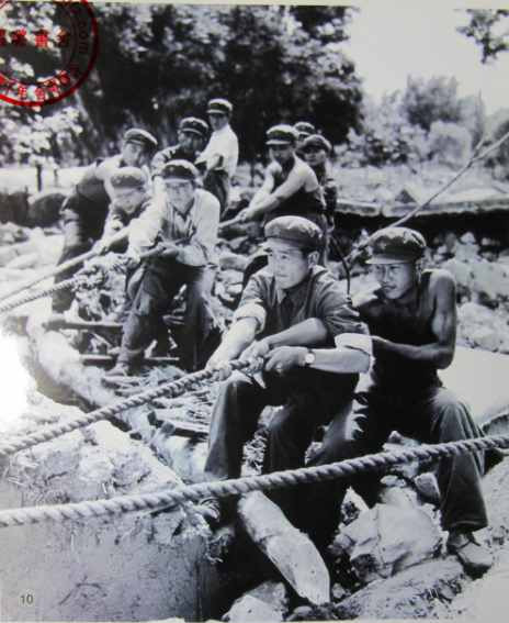 开国大将谈到警衔制,毛主席说肩上扛了牌牌还怎么帮老百姓挑水呀?