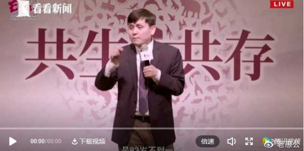 有些人总觉得美国的月亮更圆一点,张文宏就是典型