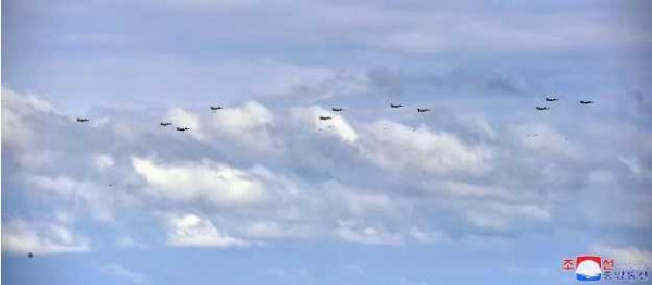 金正恩指导人民军远程炮兵部队和空军飞行队火力打击训练