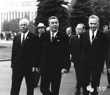 由勋宗给穗宗颁发勋章思考：毛主席还需要什么勋章吗？