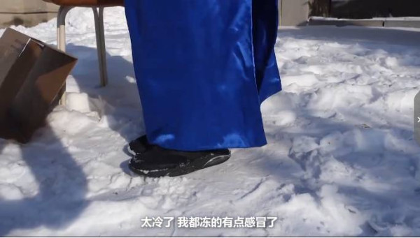 父亲雪天扮太监下跪赚救命钱