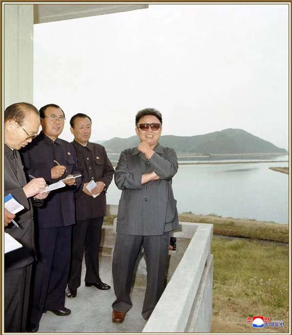 为了人民的幸福——在伟大领导者金正日同志诞辰81周年之际