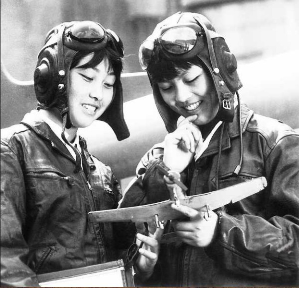 庆祝三八节：1952年3月8日 新中国第一批女飞行员飞过天安门上空