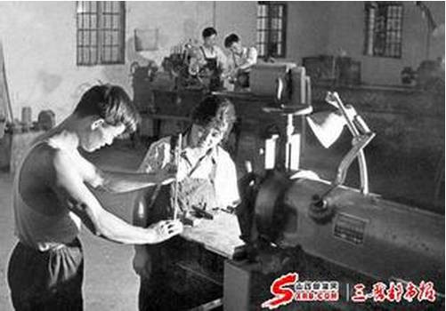 社队企业是毛泽东给农村共富埋下的奠基石，到底毁于谁手？！