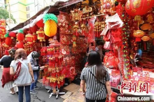 备年货、写春联 春节没到华侨华人们已经忙活起来了