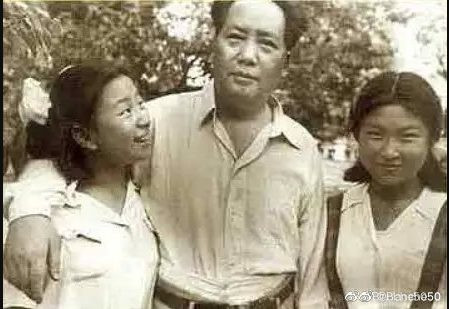 毛主席很早以前就指出，世界的未来属于青年