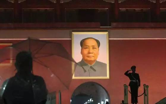 天安门城楼上的毛主席像是国本所在！