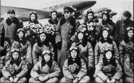 庆祝三八节：1952年3月8日 新中国第一批女飞行员飞过天安门上空