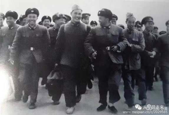 毛主席一声号令，将军们踊跃下连队当兵