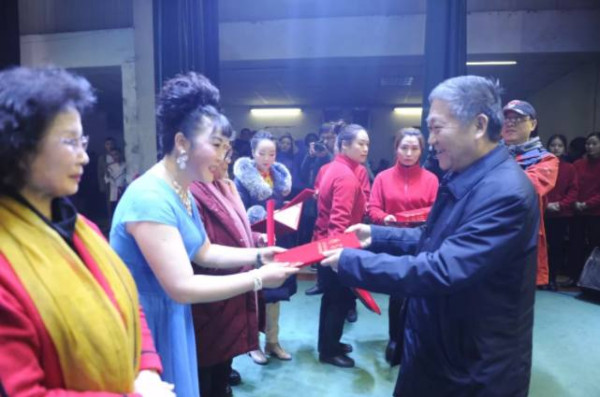 南街村隆重举行纪念毛主席诞辰125周年活动