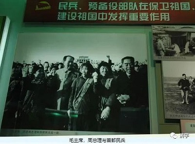 江青摄影：晒得黝黑的女民兵美不美？