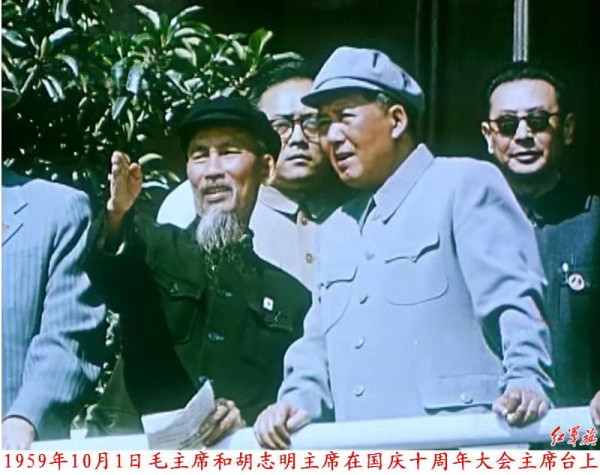 李克勤：毛主席纪念堂工作人员给越南大将佩戴毛主席像章