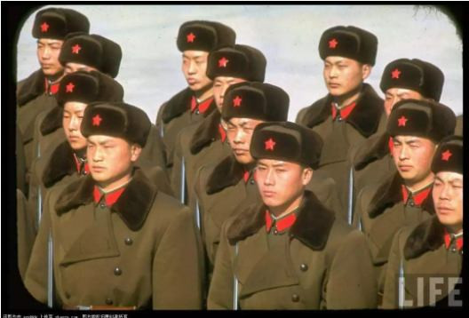 一颗红星头上戴，革命红旗挂两边