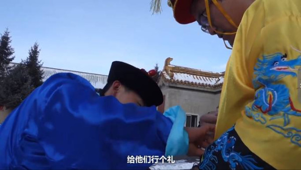 父亲雪天扮太监下跪赚救命钱