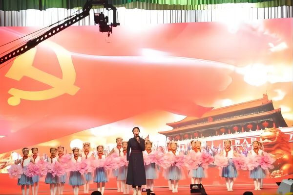 濮耐股份环保耐材事业部·新密市红色文化促进会举行庆祝毛主席诞辰130周年文艺汇演