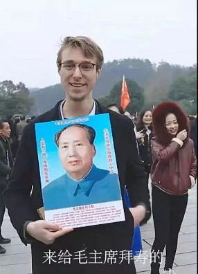 刚刚哥伦比亚总统在毛主席纪念堂留言：“伟大的指挥官”