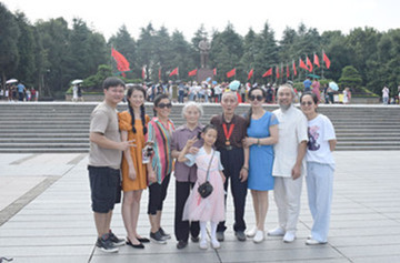 耄耋游客中暑危急 韶山警察救助无恙