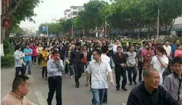 “人民”法院公判大会审判8名违法讨薪者（综合）