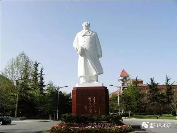 张桐：这座大学毛主席像在“拆像风”中艰难留存，其背后历史感人！