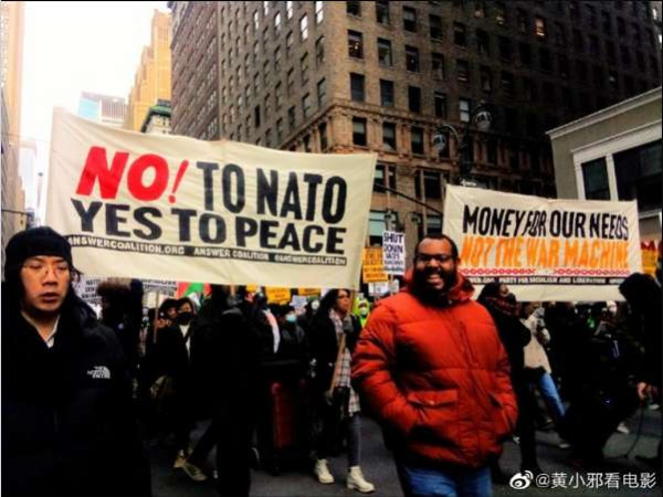 美国群众在时代广场的反战游行