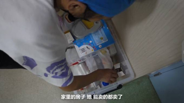 父亲雪天扮太监下跪赚救命钱