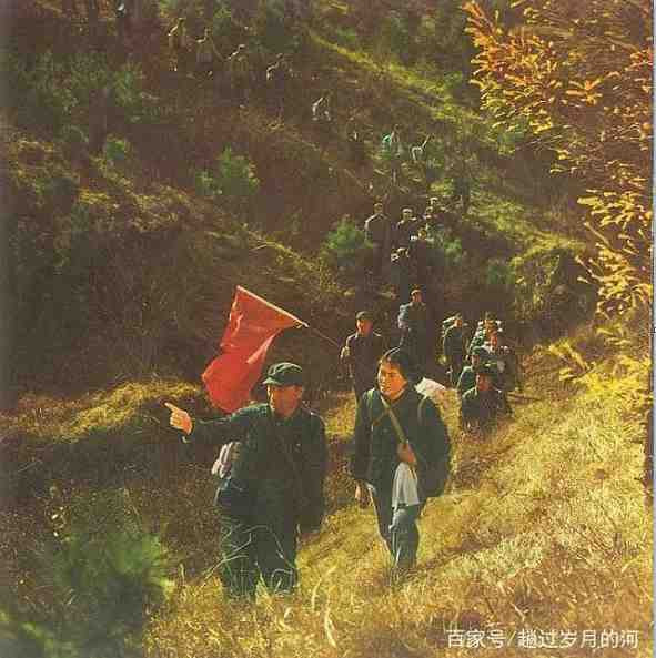 一组知青上山下乡插队的彩色照片