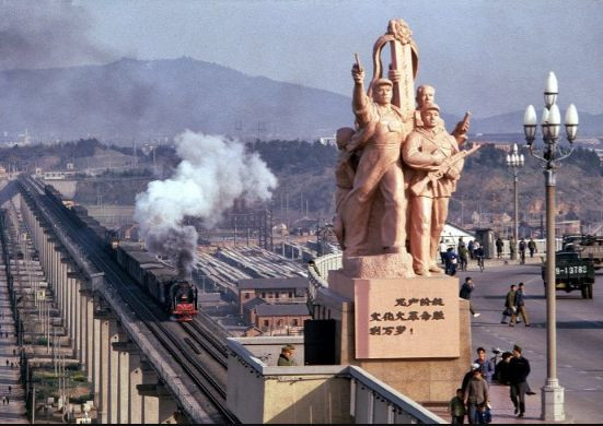 江苏省南京长江大桥上的一个雕塑及基座的变迁