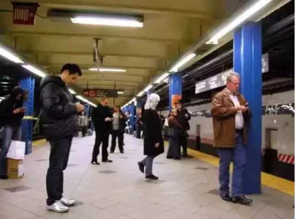 中国人地铁里玩手机，欧洲人看书？背后真相竟是…