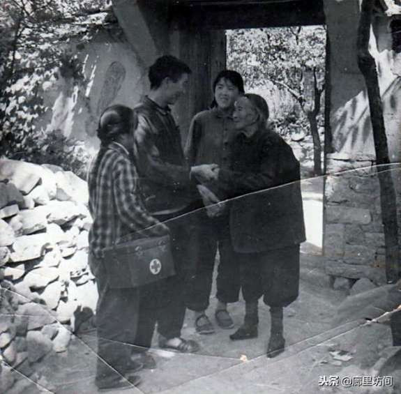 老照片:广阔天地把根扎 1968年到1985年遍布乡村的赤脚医生