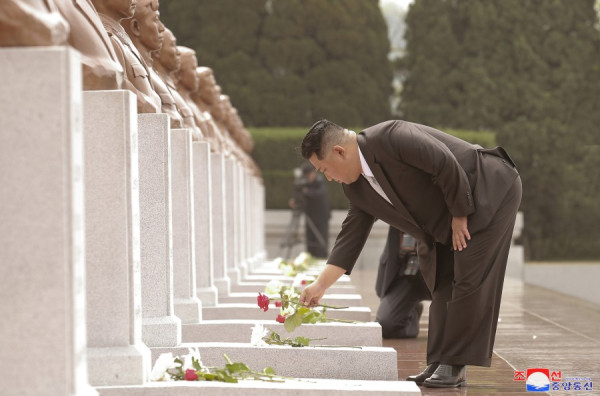 朝中社：敬爱的金正恩同志参谒大城山革命烈士陵园